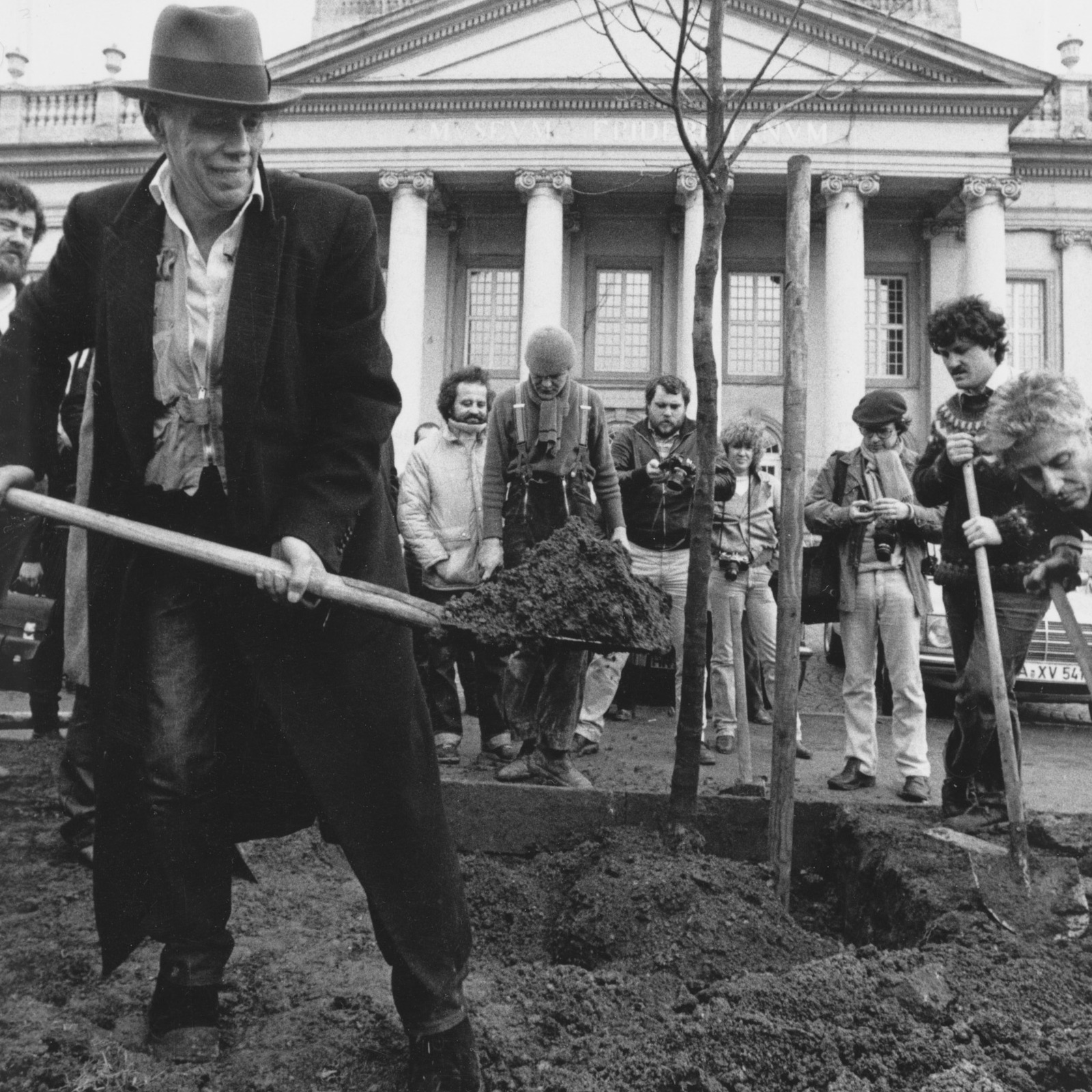 Joseph Beuys pflanzt 1982 eine der ersten von insgesamt 7000 Eichen.