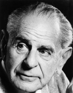 Karl R. Popper (1902 – 1994) verteidigte die „offene Gesellschaft“ gegen totalitäre Ideologien, zu deren Vordenkern er Platon, Hegel und Marx zählte.