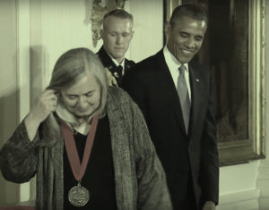 Marylinne Robinson wird 2012 die 'National Humanities Medal' von Barack Obama überreicht 