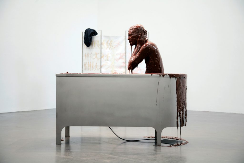 Alhäuser, Sonja. 2009. Braunes Bad. Installation und Aktion, Edelstahlwanne, Schokolade, Temperierfunktion. Galerie der Hochschule der Bildenden Künste Braunschweig (Foto: Alexandra Heide, VG BildKunst, Bonn)