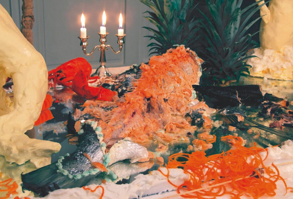 Alhäuser, Sonja. 2006. Emsrausch. Butterskulpturen, Meeresfrüchte, diverse Lebensmittel, Überwachungskamera, Miniaturaquarelle (Foto: Carsten Gliese, Köln; VG BildKunst Bonn)