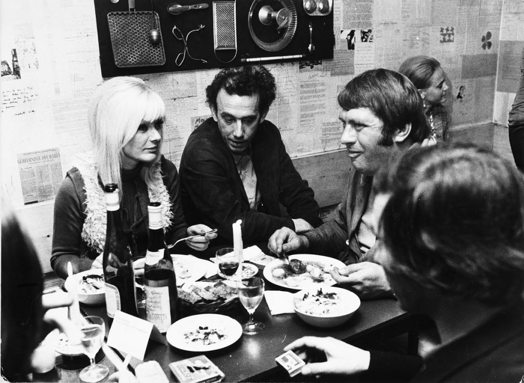 Daniel Spoerri (2. v. l.) in seinem Restaurant, 1968.